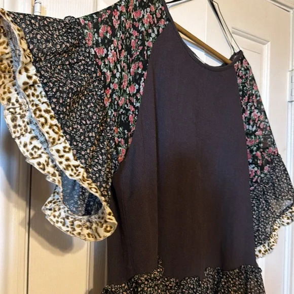 Beautiful top. Adorable sleeves. Boutique purchase. Size XL - Picture 3 of 4